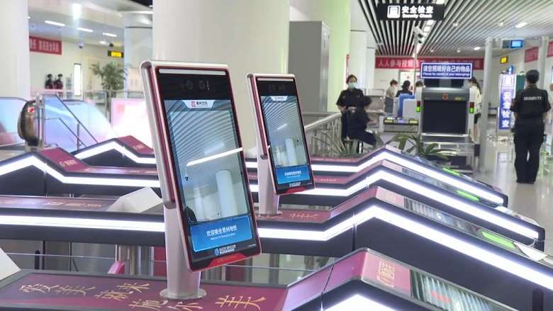 近日，上海網(wǎng)信辦整治地鐵站自動售貨機(jī)刷臉支付違規(guī)收集個(gè)人信息
