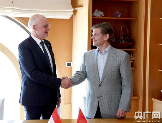 摩納哥首相塞齊與螞蟻金服資深副總裁道格拉斯握手